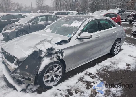2016 Mercedes-Benz C 300 Sport 4Matic z USA, uszkodzony, nr VIN 55SWF4KBXGU111714